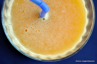 Πορτοκαλένιο smoothie με ανανά και μπανάνα