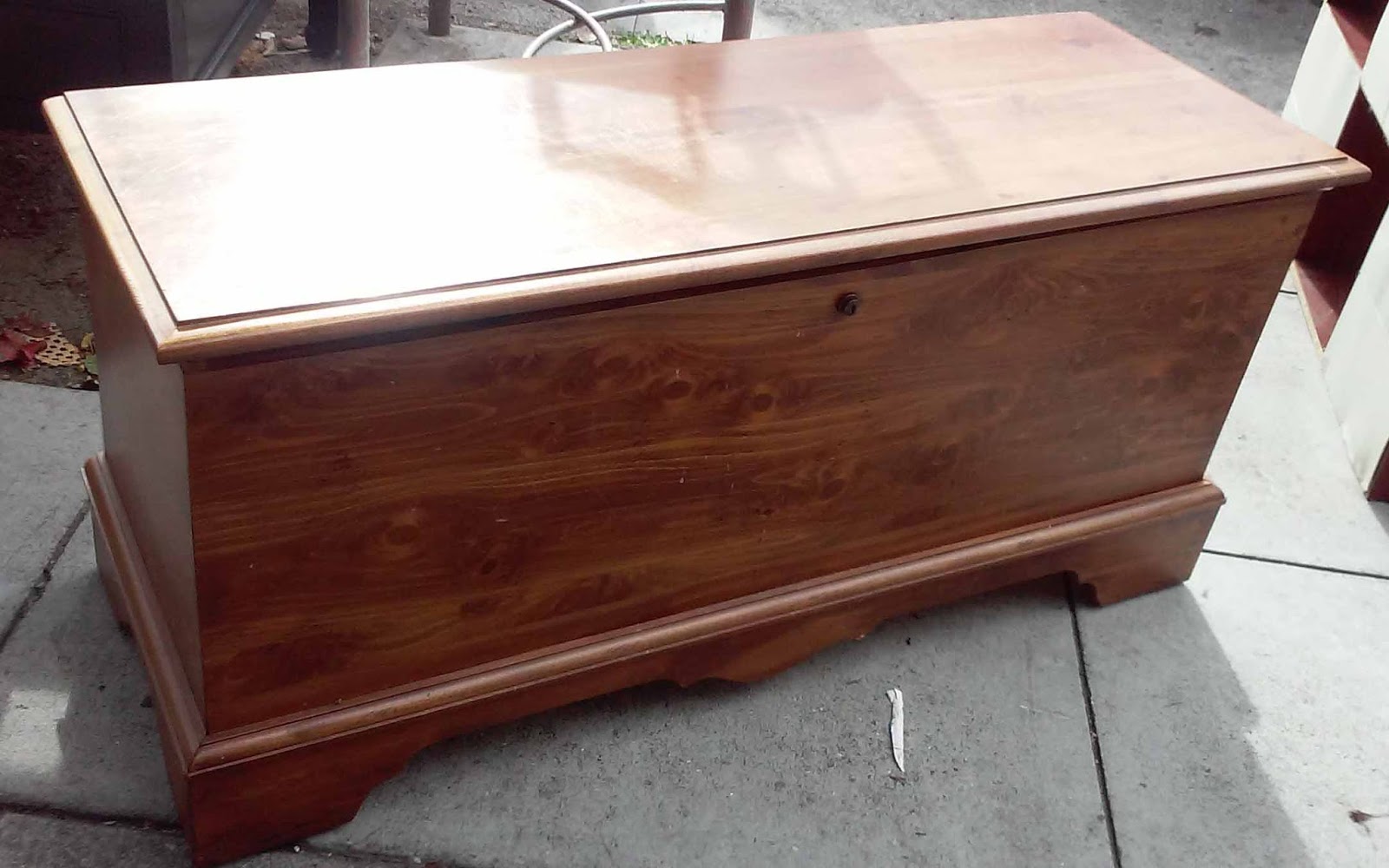 UHURU FURNITURE & COLLECTIBLES SOLD Lane Cedar Chest With Cedar Finish