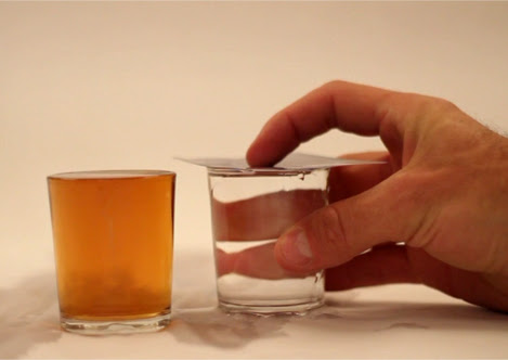 Video : バーでやったらウケそうな、ウイスキーと水を入れ替えるトリック ! !