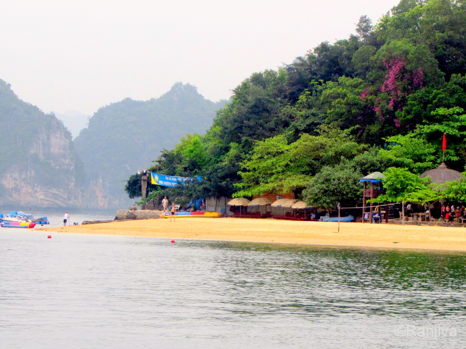 La Baie d'Along et ses rivages Paysages et Fleurs au fil de l'eau