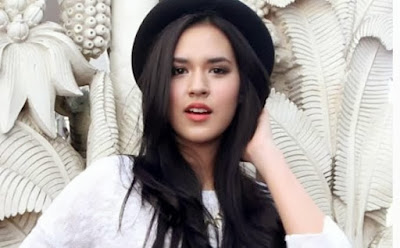 foto raisa bibir menantang