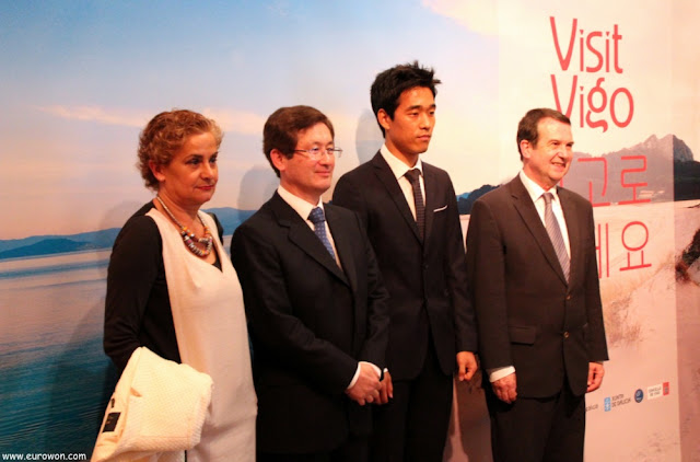 Park Chu-young con embajador y alcalde de Vigo