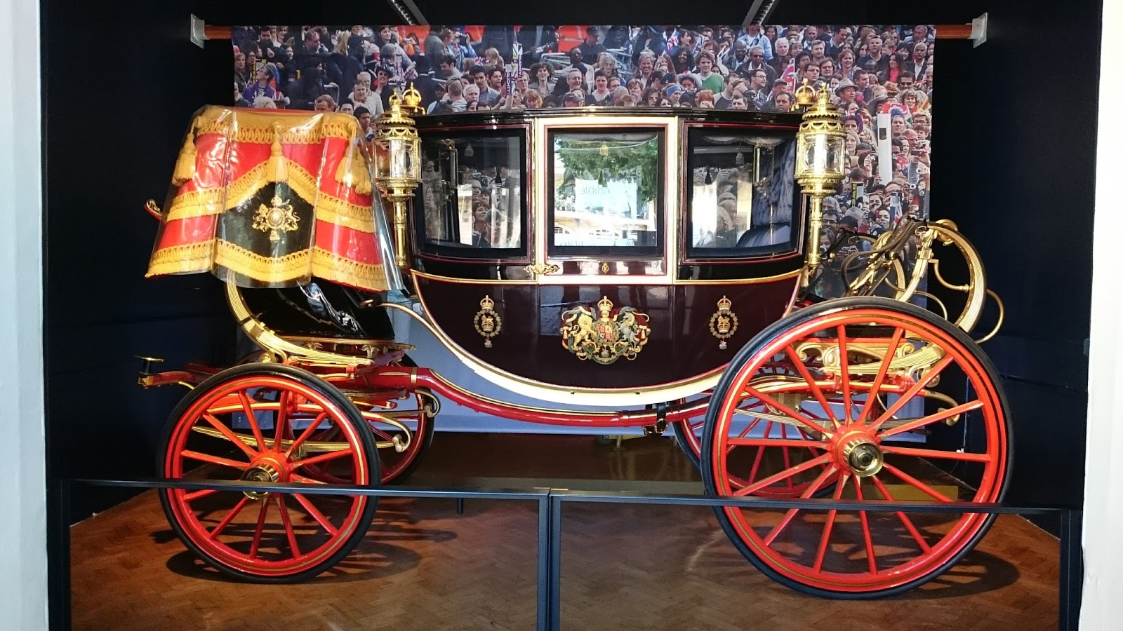 The Royal Mews: Coaches and Landaus – Elizabeth Hawksley