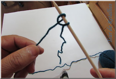 Foto mostrando um ponto executado pelo método da montagem simples de pontos inserido na agulha