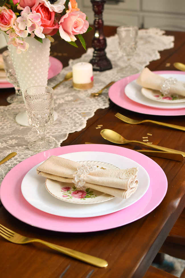 Woman in Real Life: Valentine's Day Pink and Gold Table Decor with