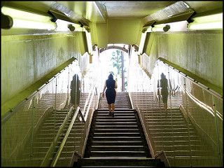 mujer subiendo escaleras