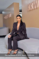 kim kardashian pop-up shop, सोफे पर बैठी हुई किम की उत्तेजक फोटो