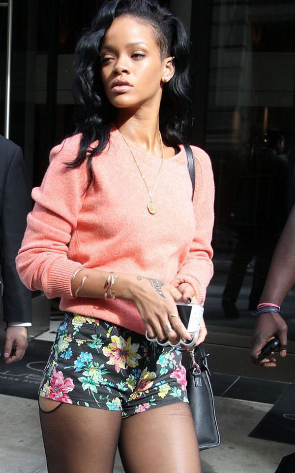 Latest Fashion Dress For You: Rihanna wear sexy printed shorts out to ...