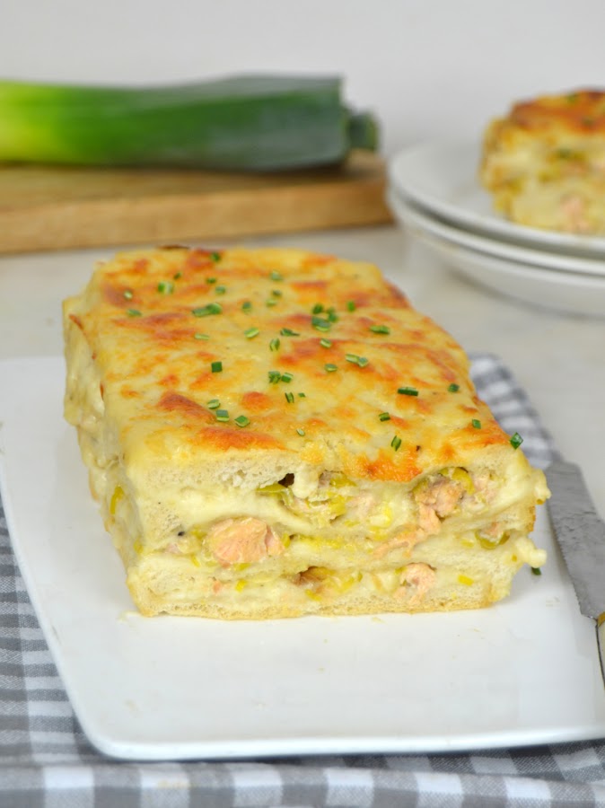Pastel de salmón con pan de molde. Croque cake