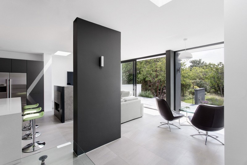 Elegante Casa con Interior en Tonos Neutros Claros y Grandes Ventanas