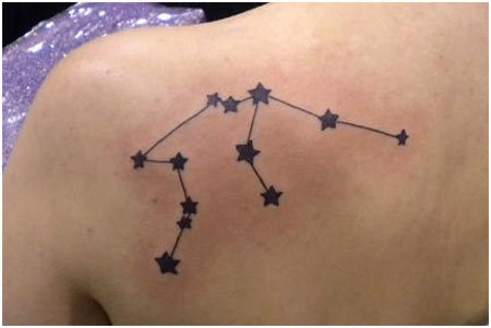 chica con tatuaje de la constelación de acuario en el omoplato