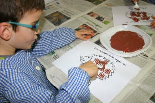 Manualidad infantil erizo pintado con tenedor