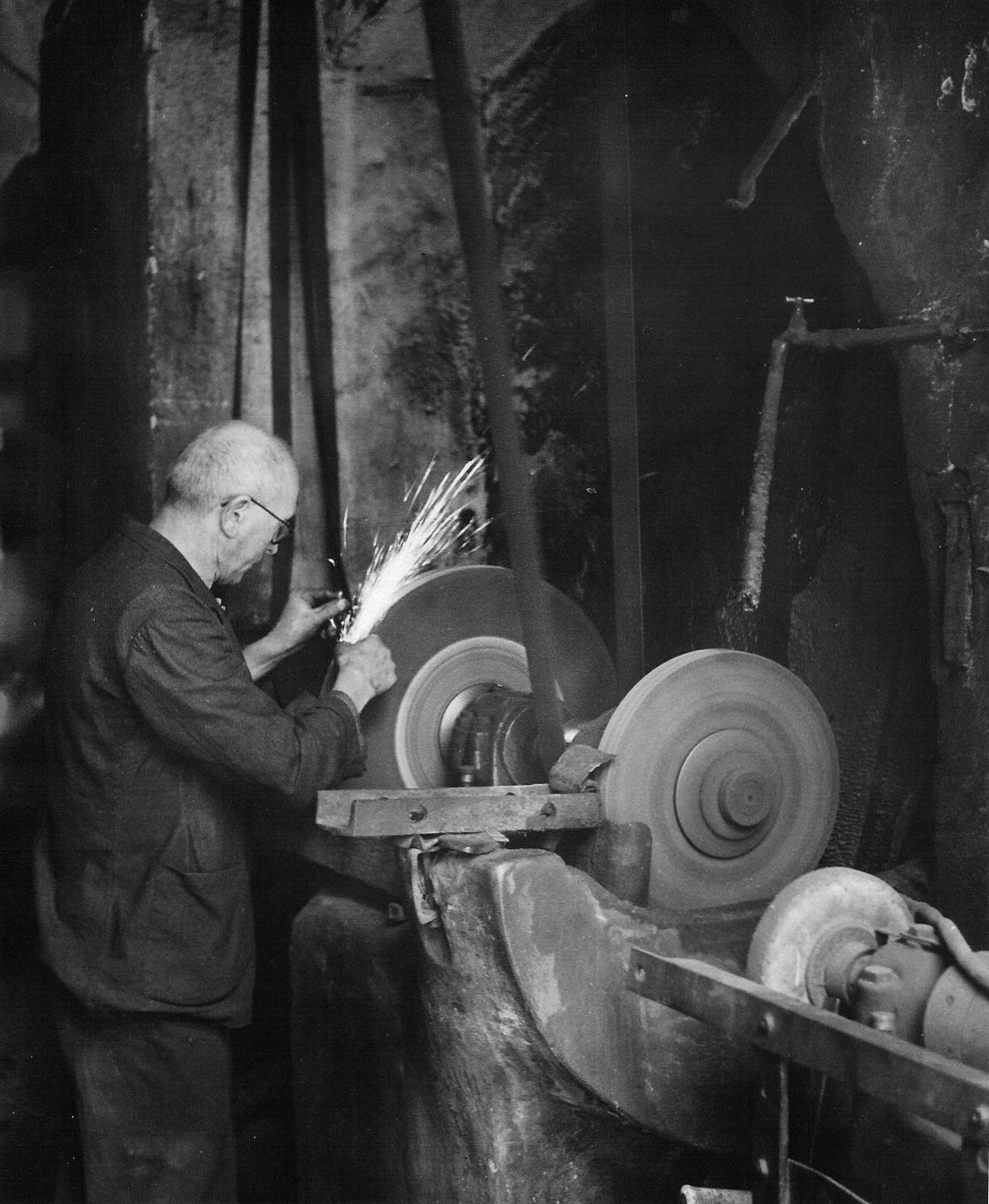 It's an Expert's Life! Knife Grinder in Tripoli, Picture of the Week