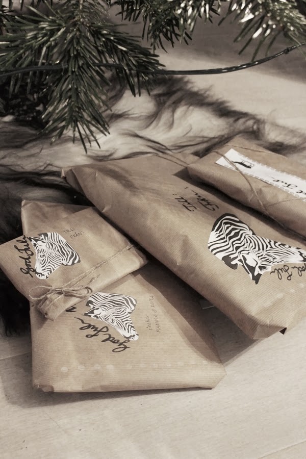 tips julklappsinslagning, inslagning av paket, jul, 2013, fårskinn som julgransmatta, paket i brunt papper, brunt inslagningspapper, zebra printable, annorlunda paket