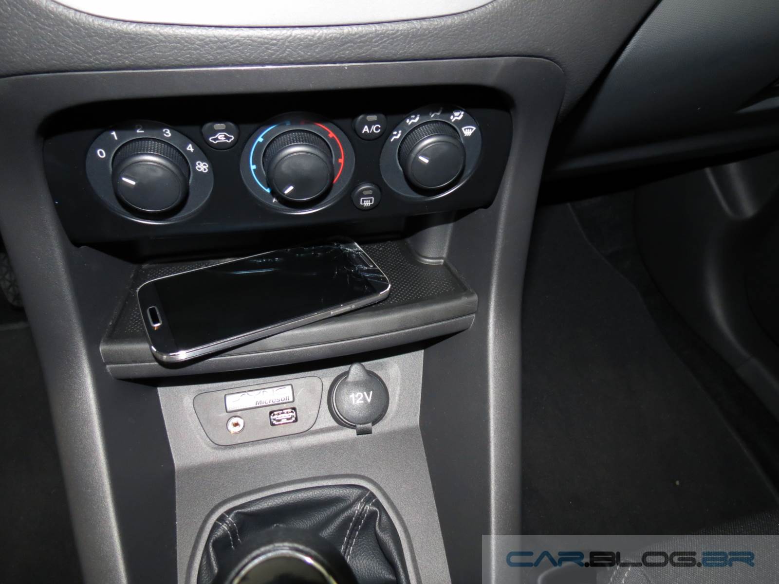 novo Ford KA 2015 - interior - porta-celular