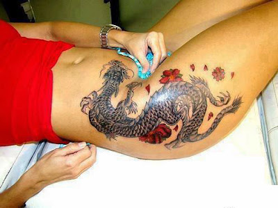 Tatuaje femenino dragón sensual