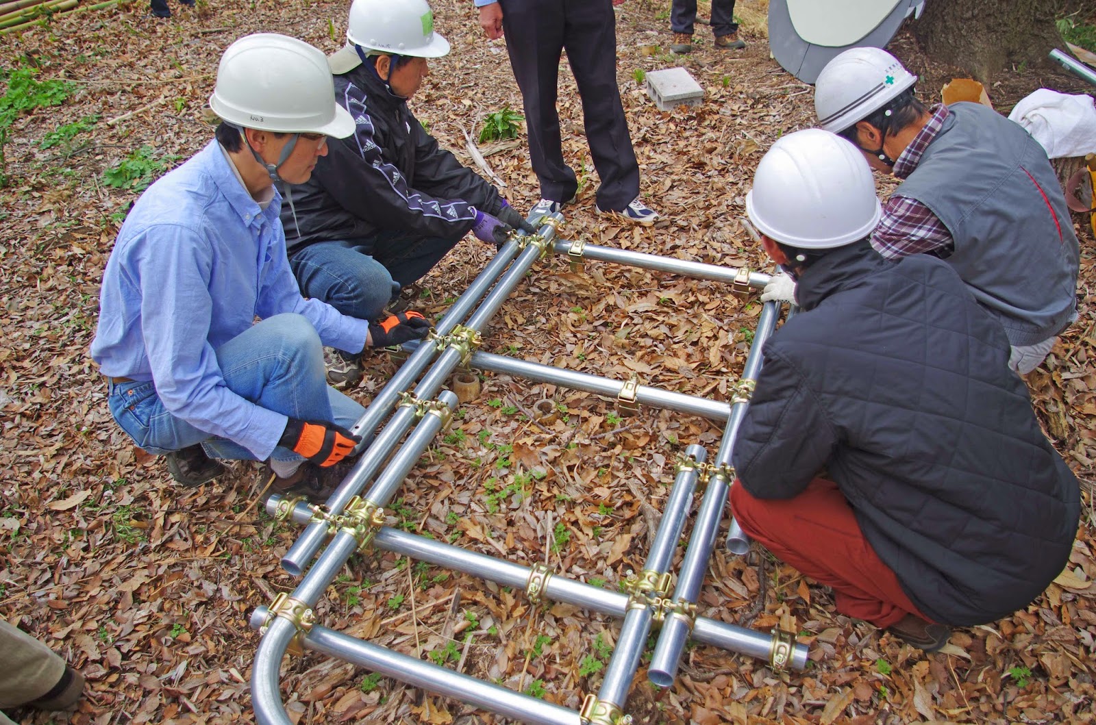 トトロが電車から見える森 西武池袋線沿線の竹林に案内看板を設置