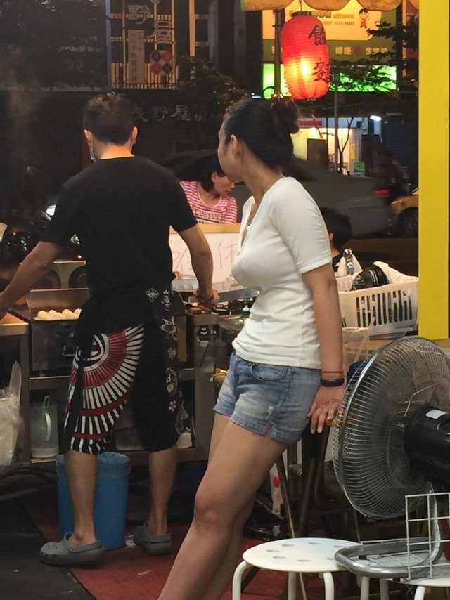 Sexy lady boss a draw at Taiwan dumpling shop, posted on Wednesday, 17 June 2015