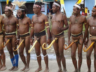 Gambar Pakaian Adat Papua memakai koteka