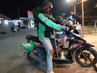 Ditinggal Istri yang Pilih Nikah Lagi Dengan Pria Lain, Driver Ojek ini Harus Bawa Anaknya Saat Kerja Ditinggal Istri yang Pilih Nikah Lagi Dengan Pria Lain, Driver Ojek ini Harus Bawa Anaknya Saat Kerja
