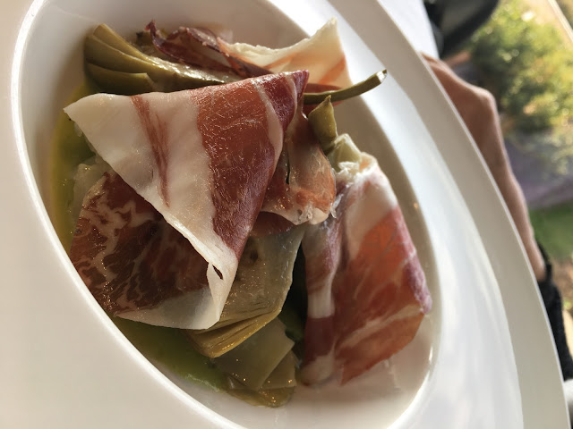 Alcachofas con jamón. Restaurante del museo de la Universidad de Navarra.