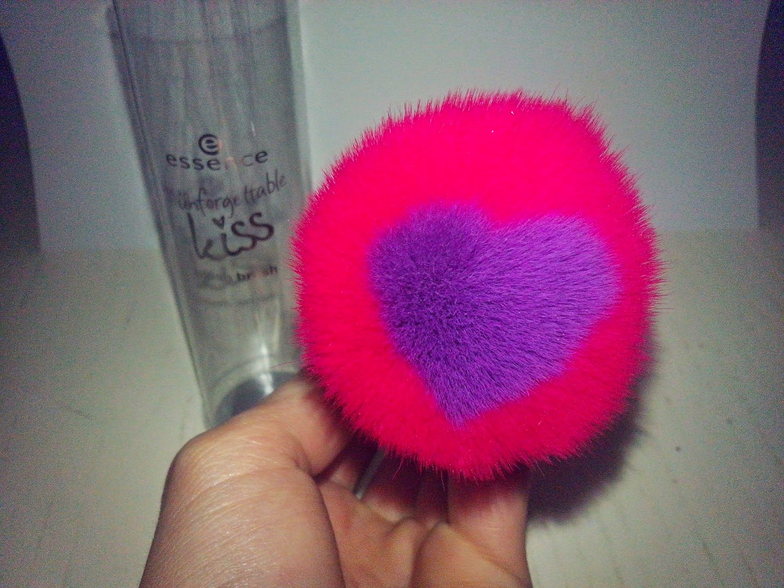 essence-hugs-and-kisses-limited-edition-blush-brush-picture essence-hugs-and-kisses-limited-edition-blush-brush-picture