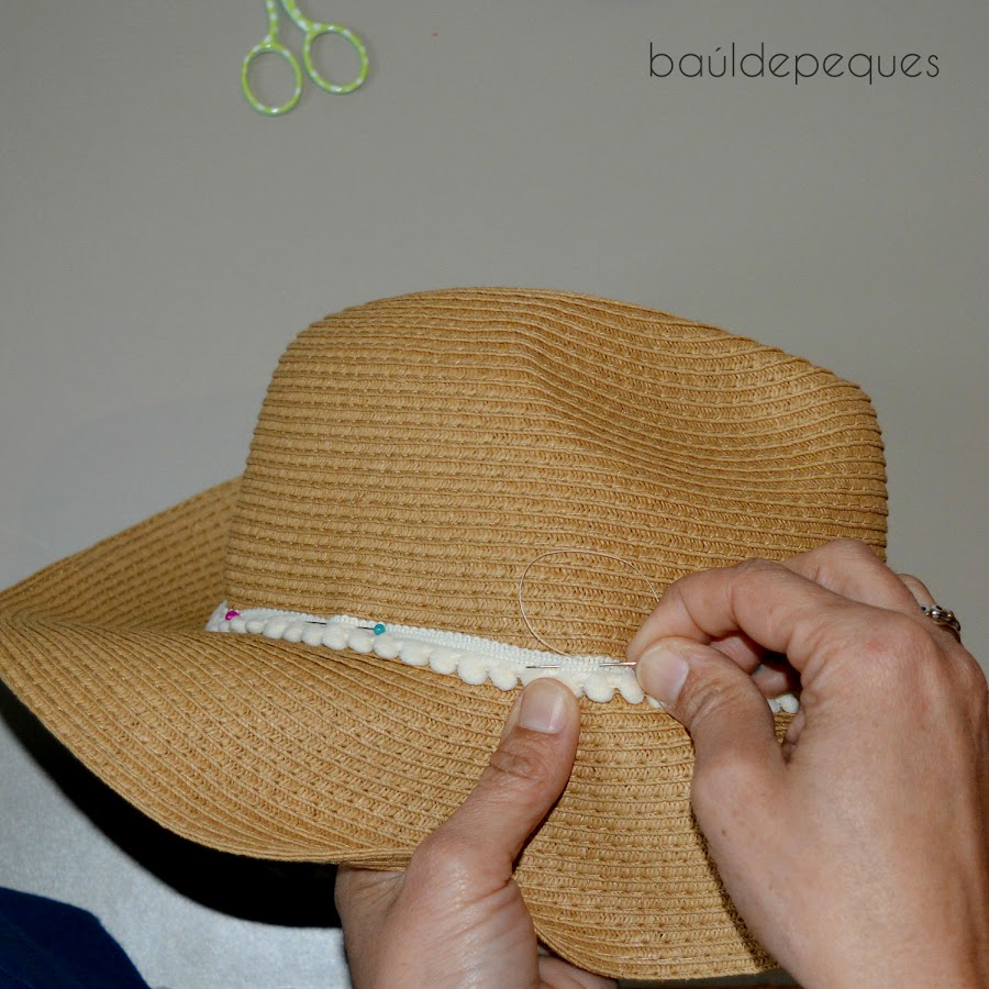 cintas étnicas en sombrero de paja