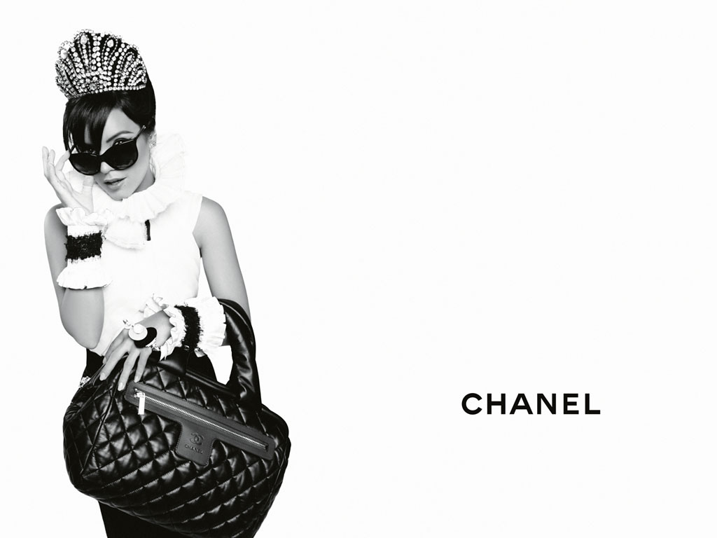 http://3.bp.blogspot.com/-_RDT52Om4Mo/T2PunWGguaI/AAAAAAAAFQc/E1ICeGUSUoU/s1600/CHANEL-Coco-Cocoon-Lily-Allen-advertising-campaign-by-Karl-Lagerfeld-01.jpg