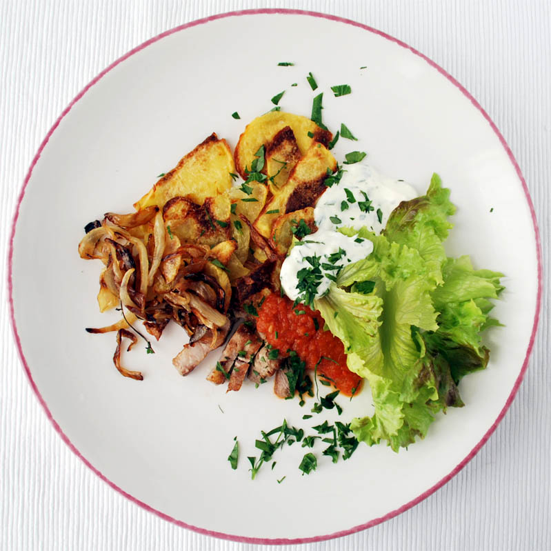 Gegrilltes Fleisch, Kartoffeln, Salat mit Ajvar | pastasciutta.de
