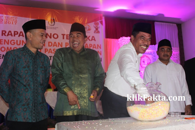 GALERI FOTO Undian Nomor Urut Calon Bupati Jepara 1 undian%2Bnomor%2Burut%2Bcalon%2Bbupati%2Bjepara%2B2