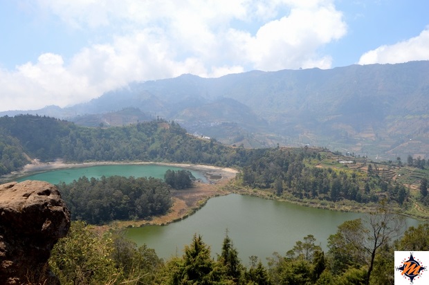 Dieng Plateau, vista dal punto panoramico sui due laghi Dieng Plateau, vista dal punto panoramico sui due laghi