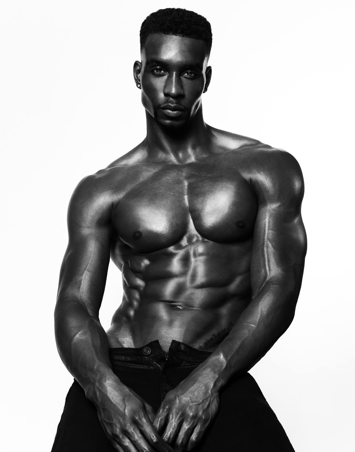 респект таким парням. асафа пауэлл легкая атлетика. негр спортсмен. темнокожий мужчина в полный рост. темнокожие накаченные парни.