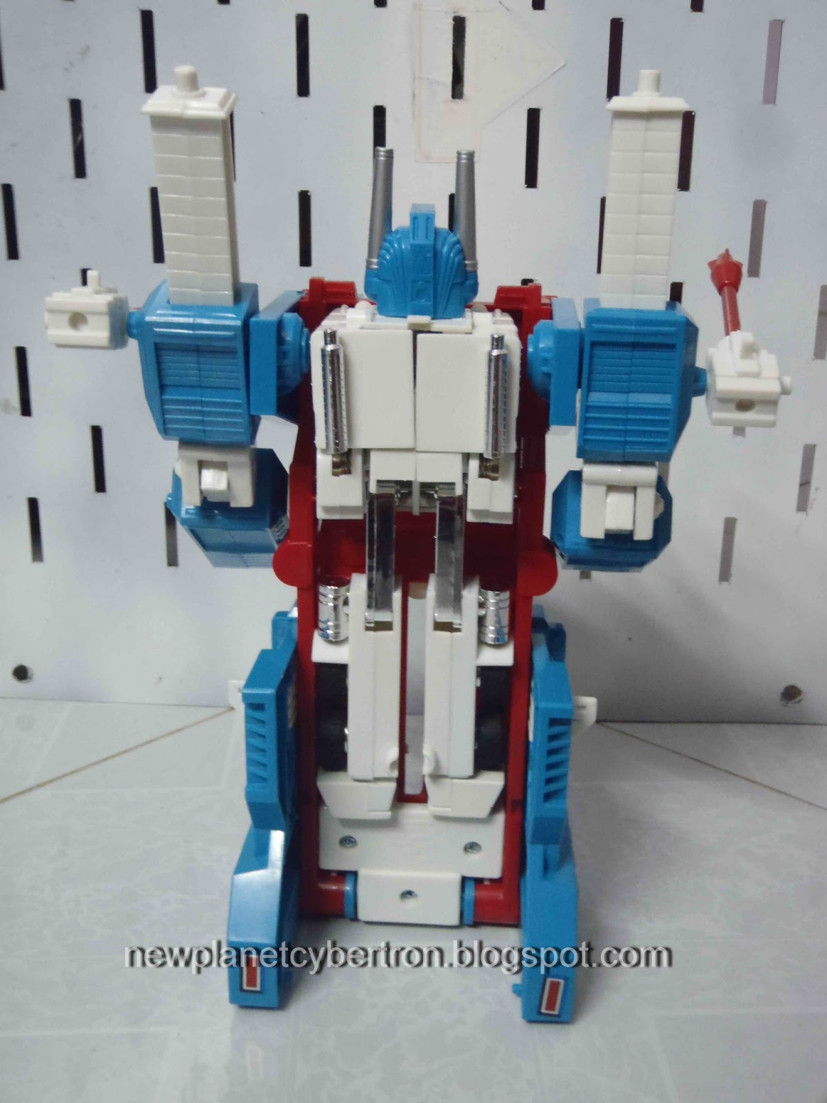 New Cybertron Transformers Review Ultra Magnus (G1)