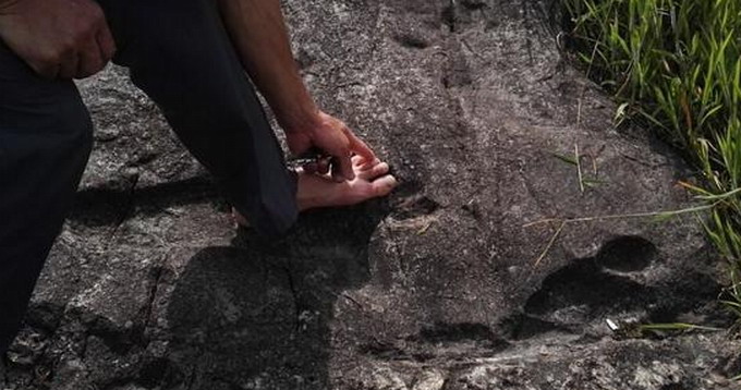 Turistas encuentran huellas fosilizadas de gigantes en un pueblo en China Huella3