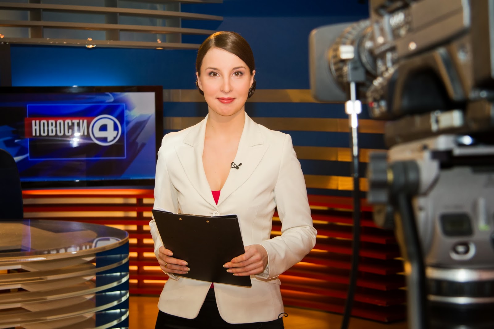 Новости сегодняшние телевидение. Ведущая новостей в студии. Ведущие новостей 4 канала. Ведущая новостей на четвертом.