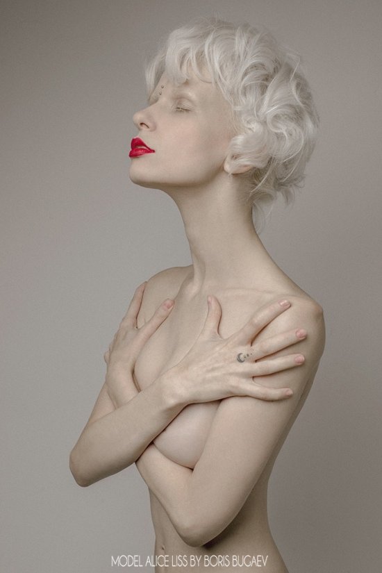 Boris Bugaev Alice Liss modelo fotografia albina pele clara cabelo branco mulheres peitos sensual provocante