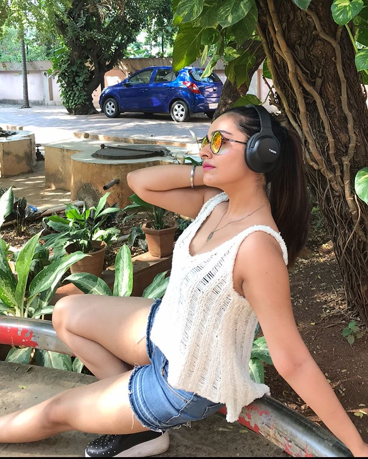 Kannada Actress Apoorva Arora Showing Her Hot Thighs In