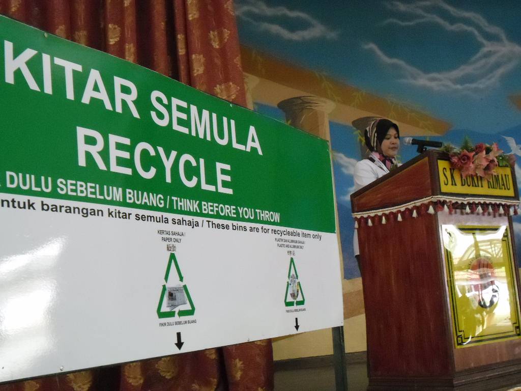 BULETIN SK BUKIT RIMAU MAJLIS PENYERAHAN TONG SAMPAH KITAR SEMULA