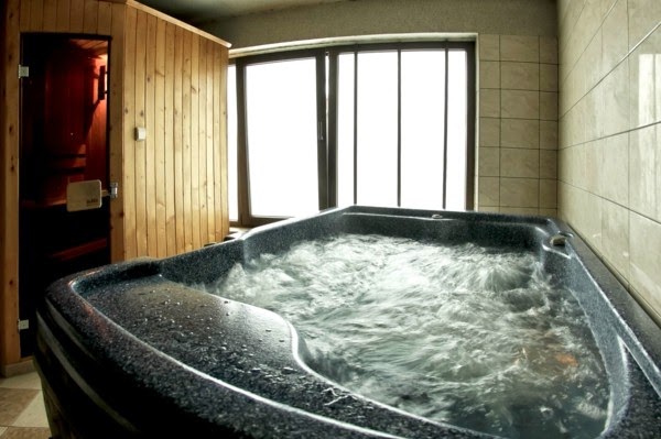 25 fantastic indoor hot tubs!