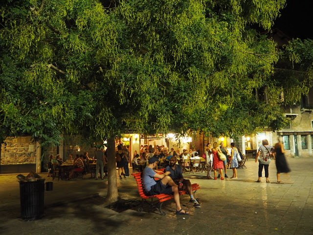 Na jednom z několika desítek náměstíček, Benátky v noci - Venezia at night Na jednom z několika desítek náměstíček, Benátky v noci - Venezia at night