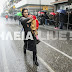 ΑΞΙΑ!!!! ΜΠΟΥΜΠΟΥΛΙΝΑ ΜΑΝΑ!!!! Οργισμένη πήρε το παιδί της και παρέλασε στη ... βροχή! (Photo + Video)