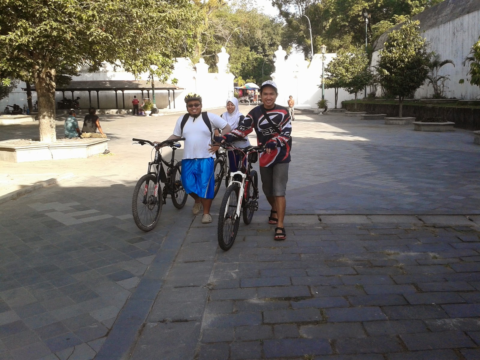 Menuntun sepeda diarea keraton Yogyakarta