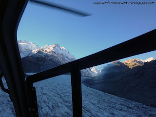 Vistas desde el interior del helicóptero que nos llevaría de vuelta a tierra firme desde el glaciar Tasman Vistas desde el interior del helicóptero que nos llevaría de vuelta a tierra firme desde el glaciar Tasman