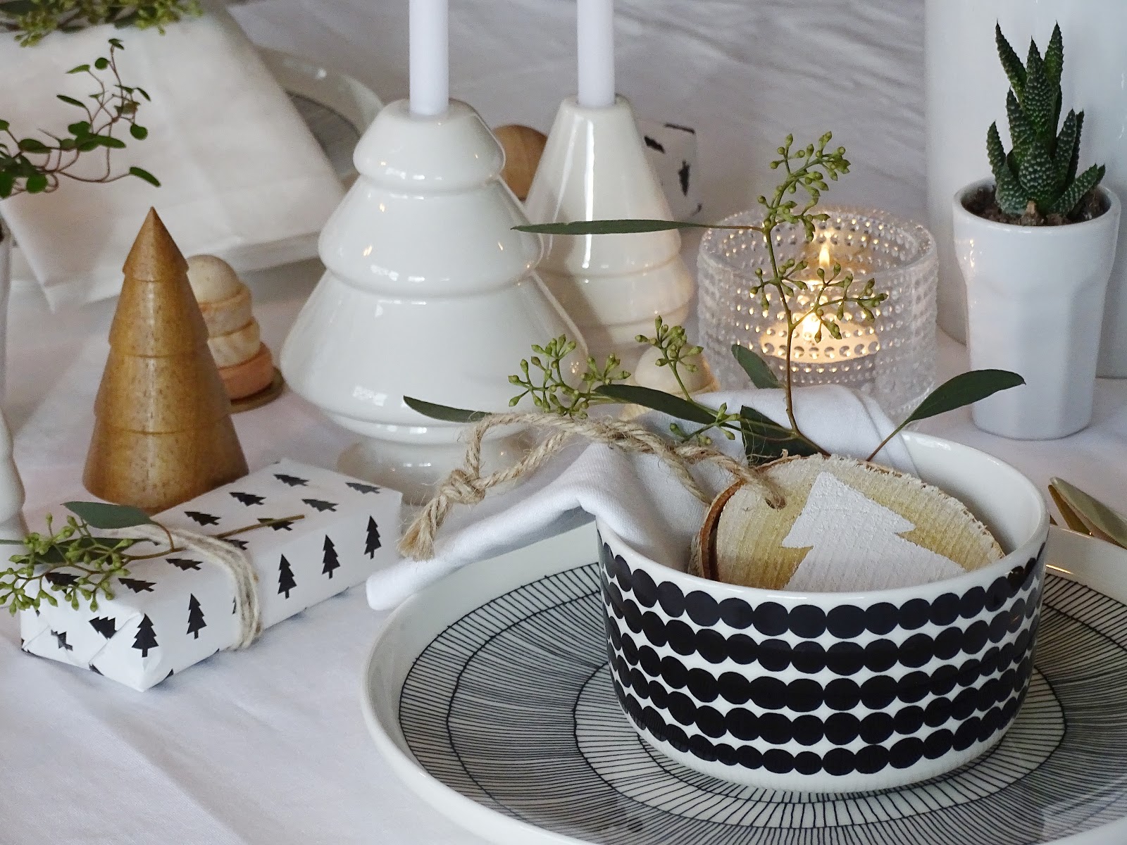 Weihnachtliche, finnisch-inspirierte Tischdeko-Idee - Design-Klassiker von Marimekko, Iittala, Artek - https://mammilade.blogspot.de Weihnachtliche, finnisch-inspirierte Tischdeko-Idee - Design-Klassiker von Marimekko, Iittala, Artek - https://mammilade.blogspot.de