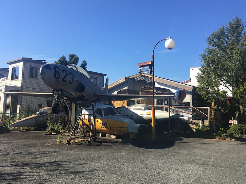 静岡県佐鳴湖畔にある喫茶店『喫茶飛行場』にある飛行機