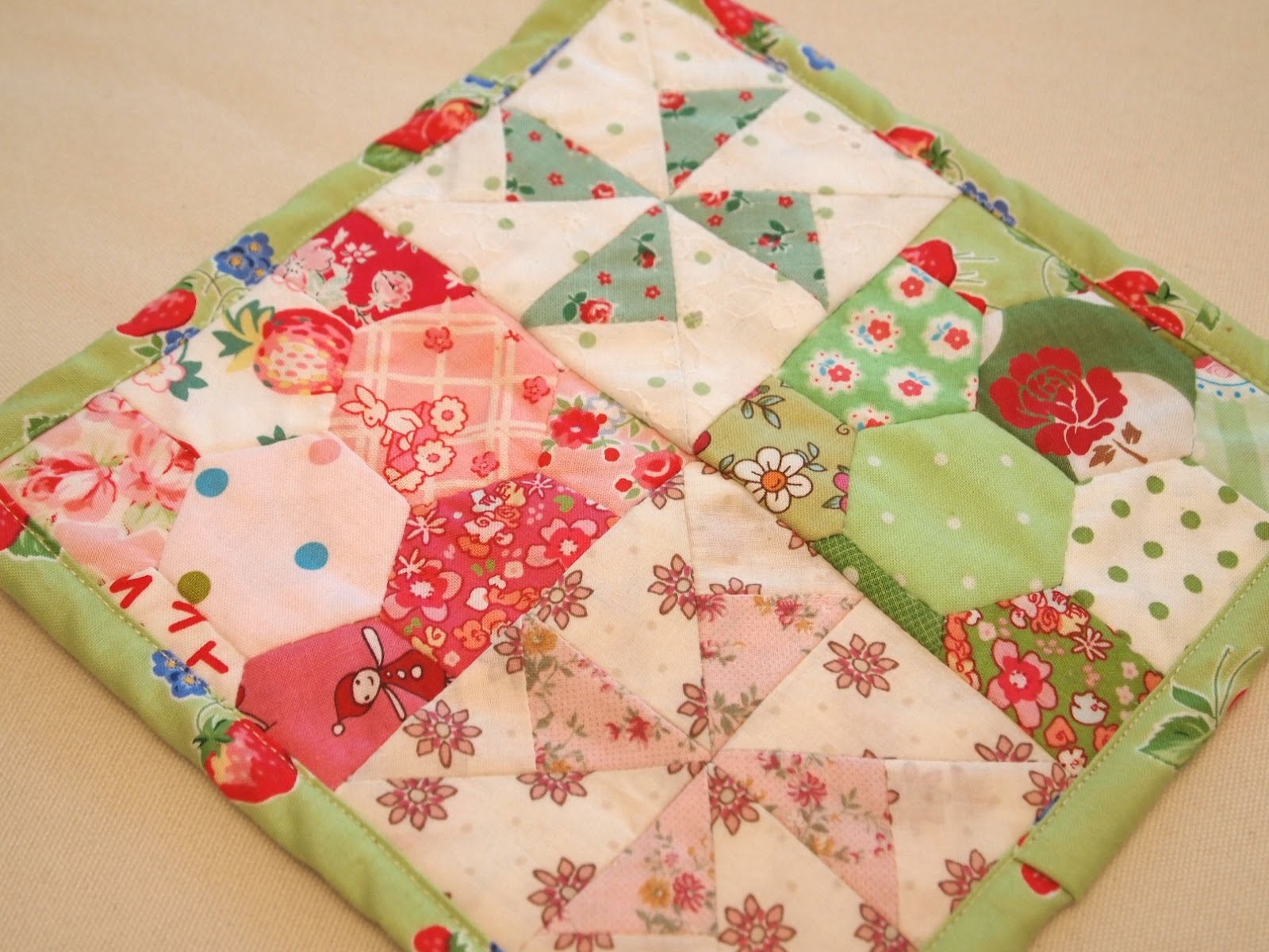 sew sew n sew Pinwheel and Hexagon Mug Rug