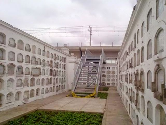 escalera del metro dentro de cementerio presbítero maestro en lima