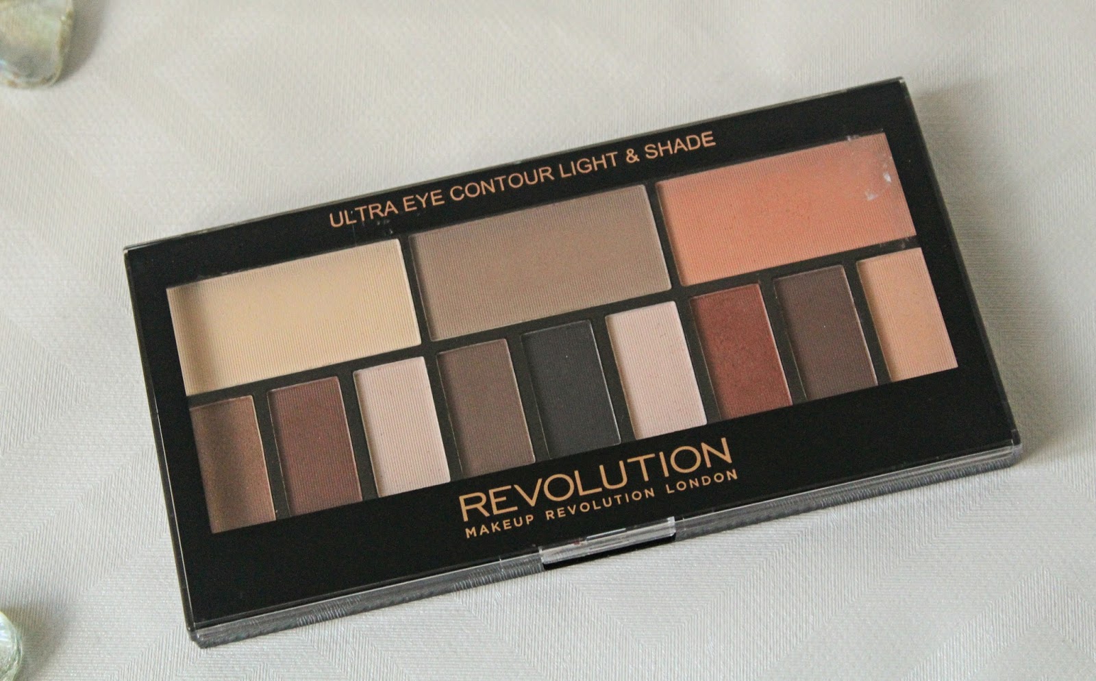 Makeup revolution light and shade palette Makeup revolution light and shade palette