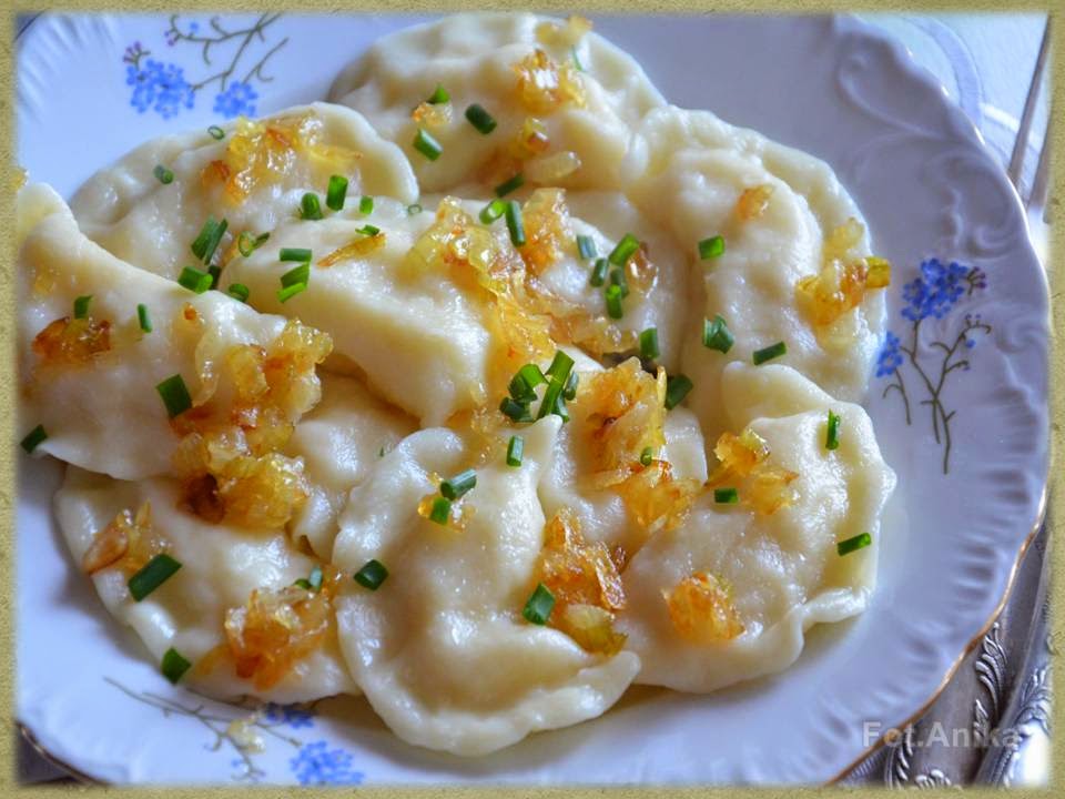 Вареники с картофелем и сыром. Пельмени с зеленым луком. Вареники с картошкой и зеленым луком. Пельмени с индейкой и сыром