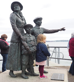 Cobh, Annie Moore statue, patsas